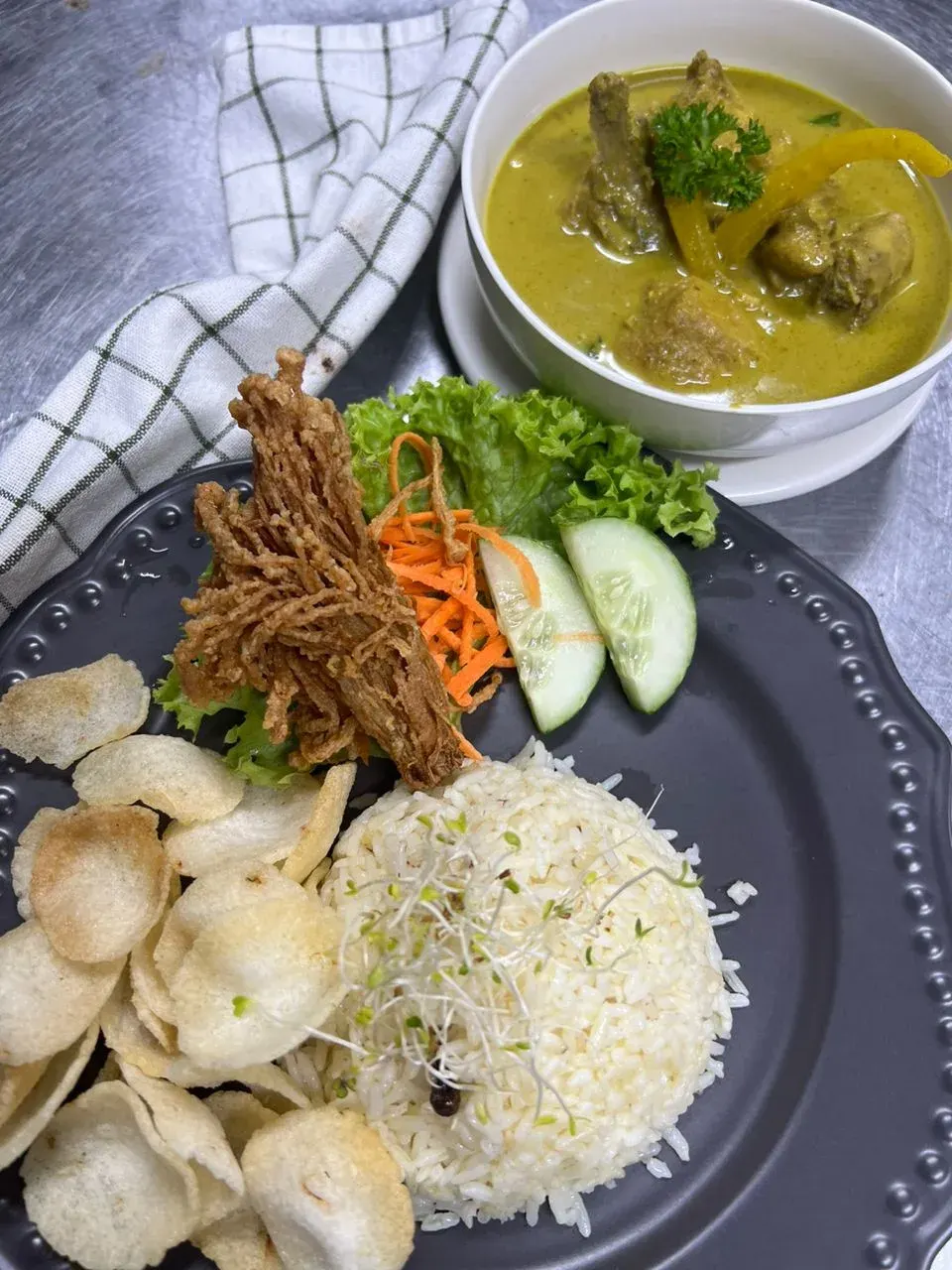 Curry rice set with crispy enoki and keropok