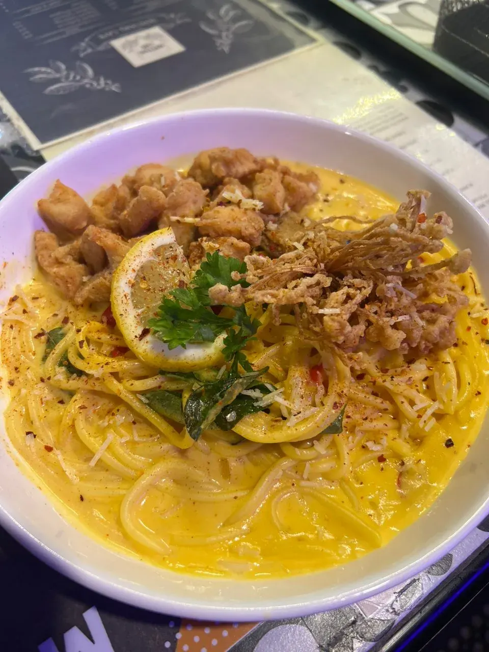 Spaghetti buttermilk with crispy chicken and enoki